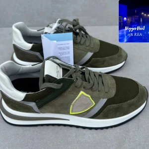 Philippe model trainer ( HELT NYA)  - ett par riktigt snygga trainers || perfekta nu till vintern || är strlk 44 || skicket är 10/10 ( HELT NYA ), vid köp medföljer box, dustbag, tag || hör gärna av er vid intresse! ( från 1999kr till 1699kr ) 