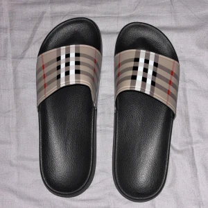 Burberry toflor  - Säljer mina burbarry toflor för har ingen användning för dem sitter mycket bra och är jätte sköna 