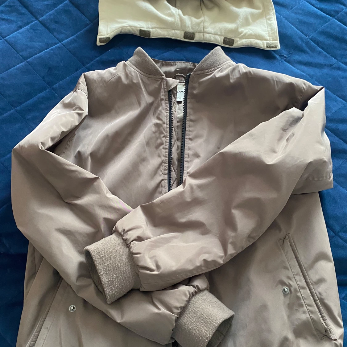 Beige bomberjacka med avtagbar huva - 2