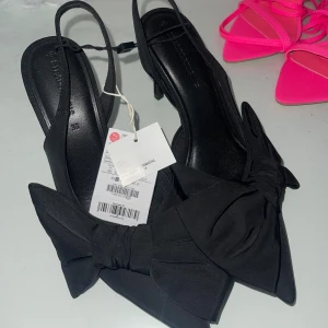 Svarta pumps med rosett - Aldrig använda!