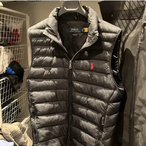  Ralph Lauren Väst  - Hej! Undrar om det finns intresse på denna sjukt snygga Ralph Lauren väst i toppskick! Skicka iväg ett bud så får vi se om jag tar det. Nypris: 3599kr  Storlek S passar M 