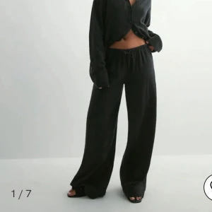 Svarta linnebyxor  - Säljer dessa linnebyxor ifrån Nelly, aldrig använda utomhus och nyköpta💕 skriv om fler frågor💕