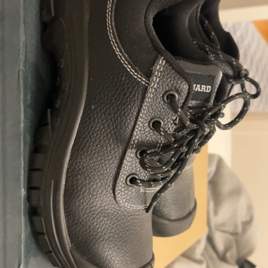 Svarta boots med snörning från Guard