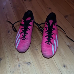 Adidas X Speedportal fotbollsskor  - Rosa och svarta adidas fotbollsskor för konst och natur gräs skick 7/10 storlek 42