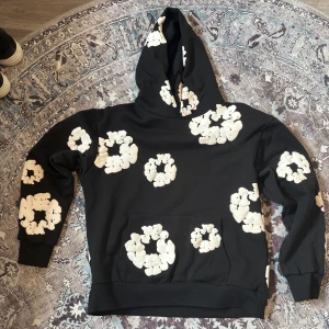 Svart denim tears - Fett par denim tears hoodie, svart färg perfekt för sommaren kommer med alla tags. Priset kan diskuteras 