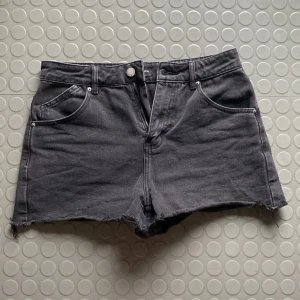 Shorts - Korta mörka shorts. Knappt använda.
