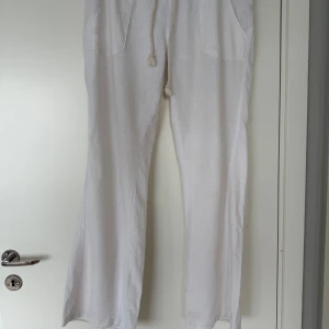 Vita linnebyxor från Roxy - Säljer dessa vita linnebyxor från Roxy som är lågmidjade!! 💗Dom är prefekt nu till sommaren!! 
