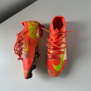 Nike Mercurial vapor 16 SE FG Cosmic Speed - Säljer ett par Nike Mercurial fotbollsskor i strl 40,5. Skorna är använda 2 gånger, så de är ungefär som nya. Skorna var en limited edition utgåva och finns inte i så många exemplar. Skorna kommer med original innersulor, Mercurial-påse och original låda. Ny pris 3749kr, de går inte att få tag på längre.