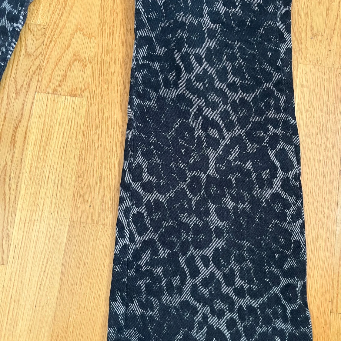 Svarta leopardmönstrade jeansbyxor - 1