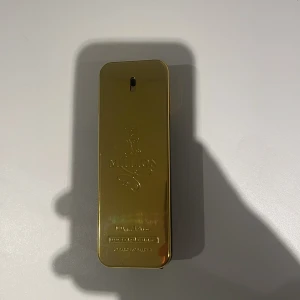 1 Million herrparfym från Paco Rabanne - Helt oanvänd                                                                                    Säljer en ikonisk herrparfym,  1 Million från Paco Rabanne. Flaskan är i guldigt metallmaterial med präglad logga och elegant design. Doften är känd för sin lyxiga och fräscha karaktär. 