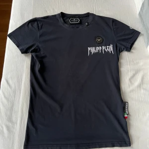 Philipp Plein T-shirt - Tjena! Säljer nu min Philipp plein T-shirt i mycket bra skick, använd sparsamt. Vid snabb affär kan priset diskuteras, Bara att skriva vid frågor osv.