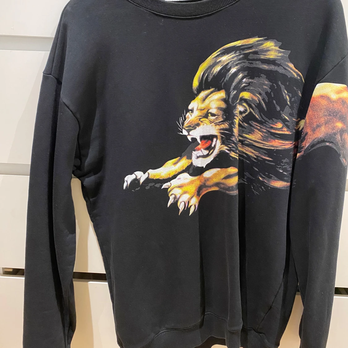 Svart sweatshirt med lejontryck från Givenchy