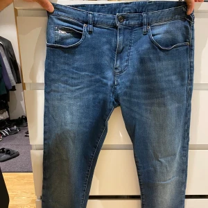 Blå jeans från Emporio Armani - Säljer dessa Armani jeans då de inte kommer till användning längre. 