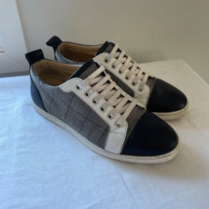 Christian Louboutin  - Säljer nu dessa Christian Louboutin skor | Inget og medföljer därav de billiga priset | Storlek 40 men passar även 41 | Skick 8,5/10 | Pris inte hugget i sten | Skriv vid funderingar // Mvh 