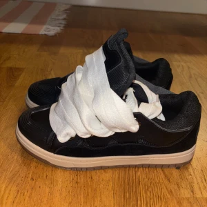 Svarta Lanvin Curbs K0pi0r  - Säljer ett par snygga Lanvin Curbs k0pi0r i svart, endast använt 3-4 gånger, dem är i mycket bra skick! Köpta för 1900kr, Pris kan diskuteras vid snabb affär! För mer info skicka ett meddelande!😊