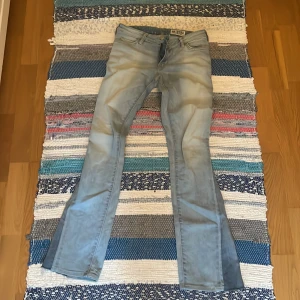 Ljusblå bootcut jeans från Replay - Skitsnygga low waist bootcut jeans.