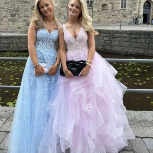 Ljusrosa balklänning  - Drömmig ljusrosa långklänning som endast används en gång. Spetsdetaljer upptill och flera lager volang. Perfekt för bal!  Kontakta för mer bilder!