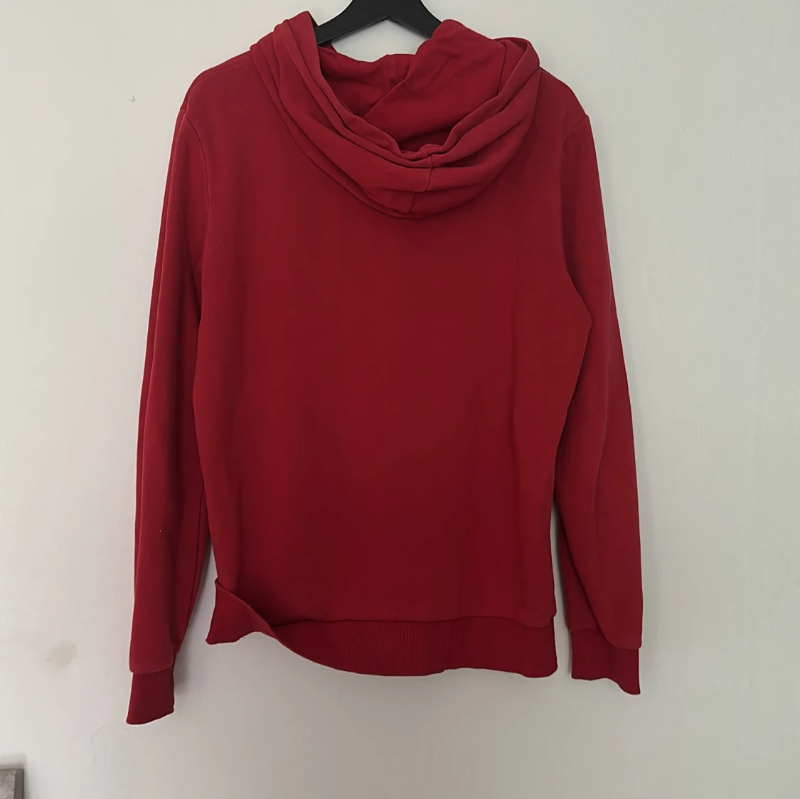 Röd hoodie från Produkt Denim Co - 2