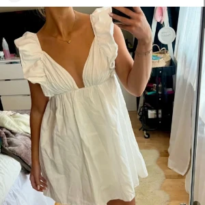 SÖKER!! - Söker denna klänningen, från chiquelle eller något annat märke. Storlek M eller L, kan funka med S om den är något större i storleken. Betalar bra, skriv om du vill sälja🌸