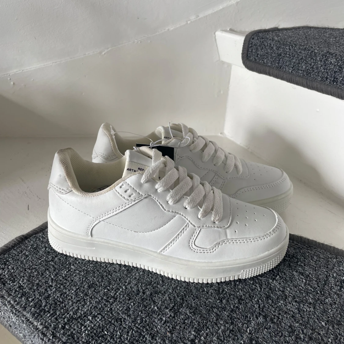 Vita sneakers med snörning