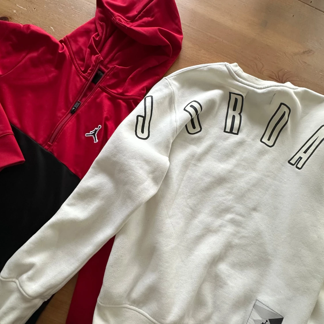 Jordan hoodie I rött och svart och vit Jordan sweatshirt. - 2