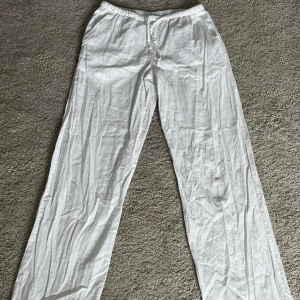 Vita linnebyxor  - Säljer dessa jätte fina vita lågmidjade linnebyxor från Gina Young, storleken är i 146/152🤗Har blivit lite smutsiga på knät men går att tvätta bort!! Säljer för 70kr men priset kan diskuteras 😊