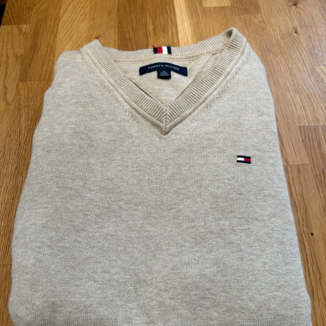 Beige v-ringad tröja Tommy Hilfiger XS