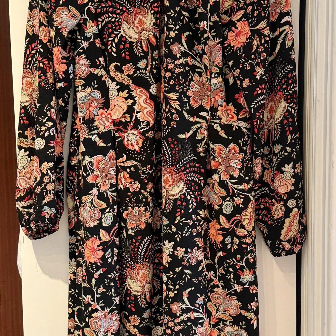 Svart blommig långklänning från H&M - 2