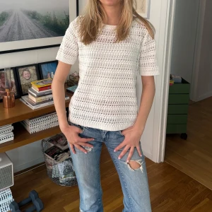 Vit virkad kortärmad topp - Säljer en vit virkad topp med korta ärmar.💕