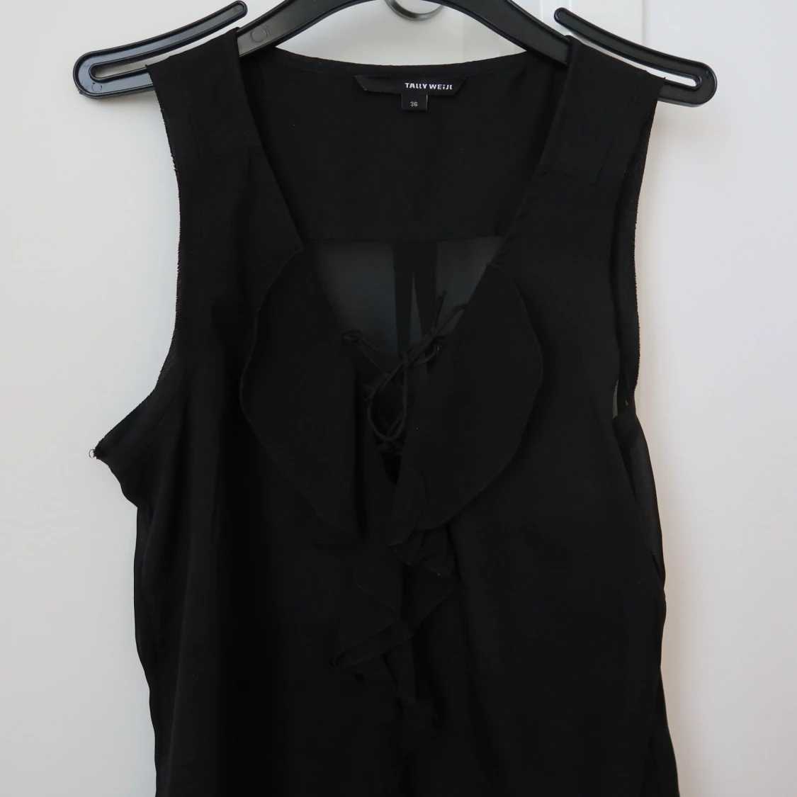 Svart linne/blus med volang/snörning framtill  - 1