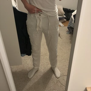 Linnebyxor - Linnebyxor från Zara, perfekt i storlek och fräscha inför sommaren! Storlek S och passar folk som är runt 175! Sparsamt använda.