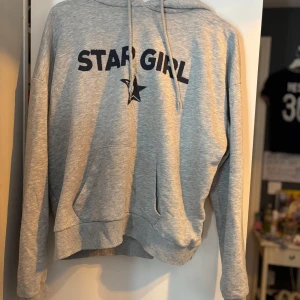 Grå hoodie - Super fin hoodie från Subdued! Den är I helt okej skick men snörerna har gått sönder lite (se sista bild) men inget som man lägger jätte mycket märke till