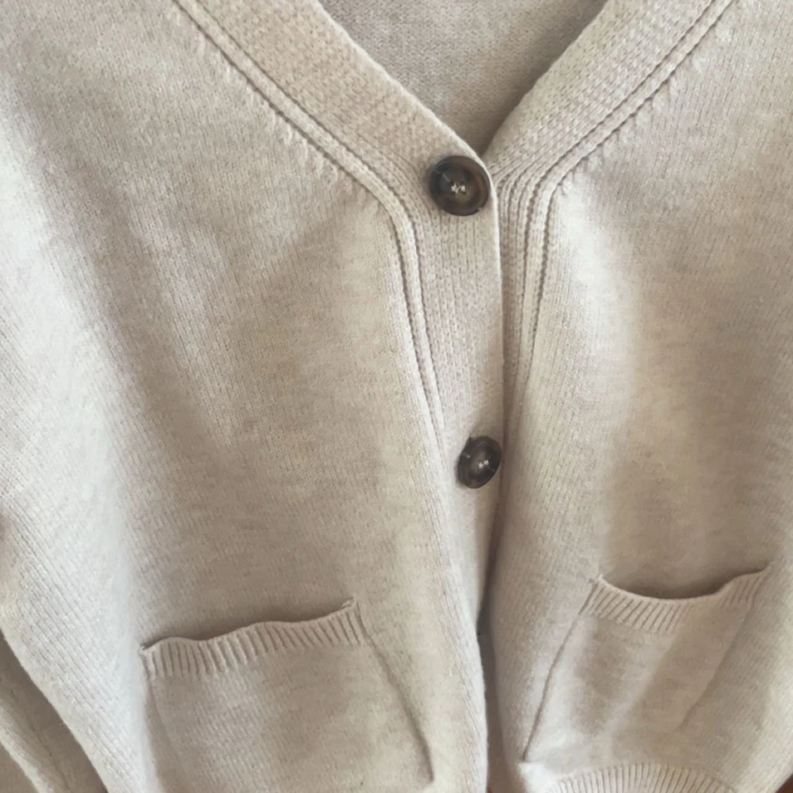 Beige kofta med knappar och fickor - 1
