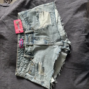  Jättefina ljusblå jeans -  Super fina jeans shorts💕💕💕 låg midja, köpte originellt för 1050kr. Lappen är fortfarande kvar helt nya💕 säljer på grund av att de var för små💕💕💕‼️TRYCK INTE PÅ KÖP NU‼️