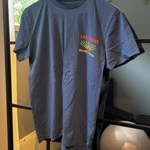 Lee jeans T-shirt - Lee jeans T-shirt i mycket bra skick, använd fåtal gånger, tröjan är i storlek S. Hör av dig vid intresse!