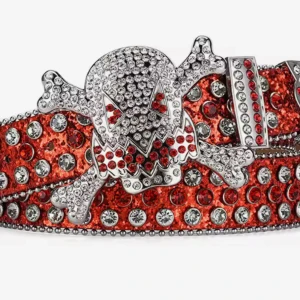 Rött glittrigt bälte med dödskalle - Ett riktigt statement-bälte i rött med glittriga stenar och en stor dödskalle-spänne täckt av silver- och röda strasstenar. Bältet har en bred design och är perfekt för dig som vill sticka ut med en edgy och cool accessoar.