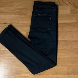 Replay jeans - Säljer nu dessa feta replay jeans i dunder skick🙌 Mörkblå jeans med snygga detaljer på låren. Nypris ca:1000kr Mitt pris: 399kr. Vid minsta funderingar är det bara att kontakta 🙏🙏