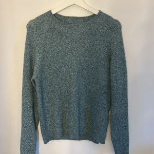  stickad tröja från Vero Moda - Mysig blå grå grön stickad tröja från Vero Moda med rund halsringning och långa ärmar. Perfekt för lager-på-lager och enkel att matcha med olika outfits. Klassisk och stilren design Nästan aldrig använd 