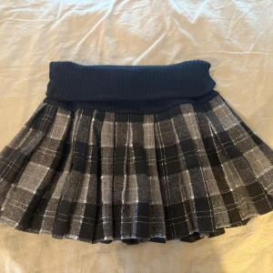 Y2k rutig minikjol - Köpt på vinted men i mycket bra skick!! Inga defekter jag kan se och jätte skön, den är lite glittrig och super söt!💕💕 Skulle säga att den passar xs-s