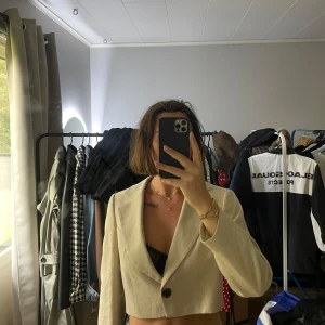 Linne kavaj  - Oanvänd croppad linne kavaj. Har en kortare modell som slutar vid byxlinjen. Första bilden stämmer ej med färgen. De andra bilderna gör det.
