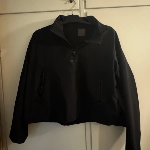Svart vindjacka från Aimn - Säljer en svart vindjacka från Aimn i storlek L. Jackan har halv dragkedja framtill, hög krage och två fickor med dragkedja. Perfekt för blåsiga dagar och enkel att matcha med olika outfits.