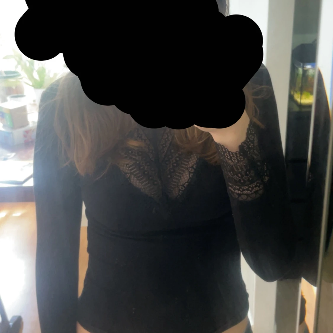 Svart långärmad topp med spetsdetaljer - 4