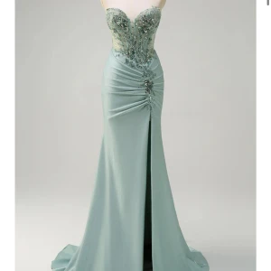 Ljusgrön balklänning  - Säljer en elegant ljusgrön långklänning med glittriga paljettdetaljer upptill och vacker snörning i ryggen. Klänningen har sweetheart-urringning, slits framtill och figurnära passform. Perfekt för bal eller fest!                                         🎀 Helt oanvänd, säljer pga returtiden hade gått över 🎀  PRIS KAN ÖVERENSKOMMAS RIMLIGT!