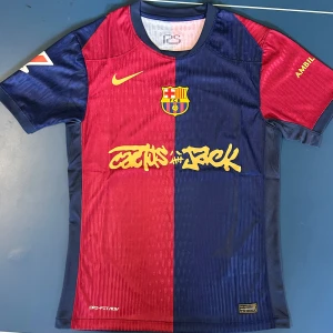 Barcelona Fotbollströja - Helt ny Barcelona Fotbollströja x cactus Jack Travis Scott med tag kvar. Finns i storlek S och M