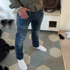 Blå Replay Anbass jeans - Säljer ett par riktigt feta jeans från Replay, skriv om du har några frågor eller funderingar!!!