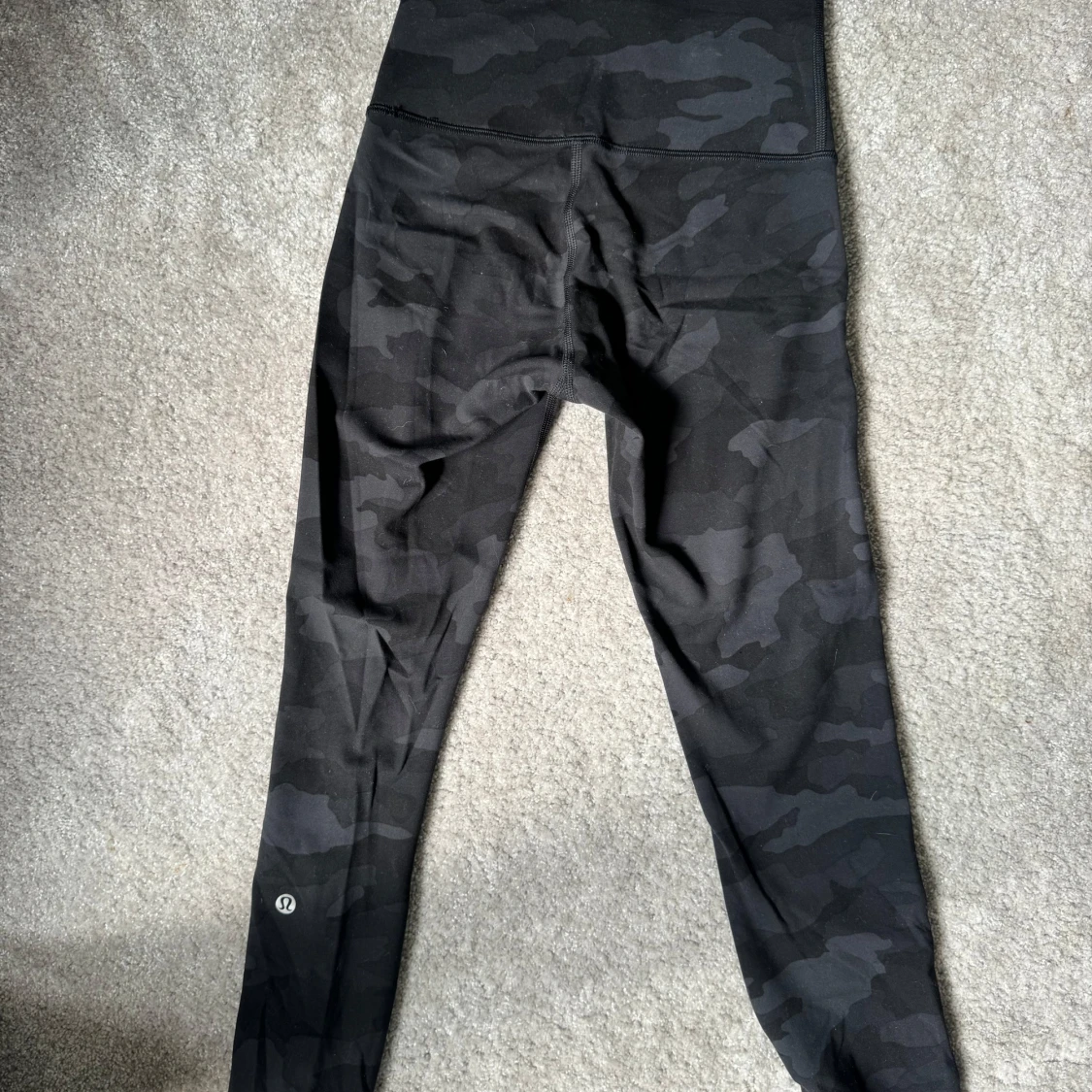 Svarta camo leggings från Lululemon - 3