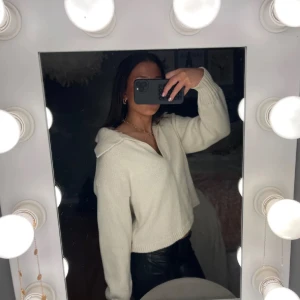 Vit stickad tröja - Nästan helt oanvänd stickad tröja från Gina tricot i storlek S💕