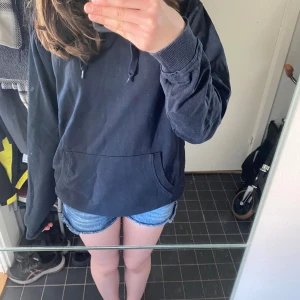 Mörkblå hoodie från Ullared - Säljer en enkel och stilren mörkblå hoodie från Ullared. Tröjan har huva med dragsko, magficka och långa ärmar med ribbade muddar. I bra skick.