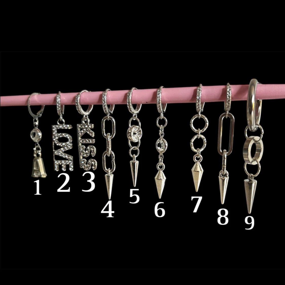 Silverfärgade örhängen med hängen