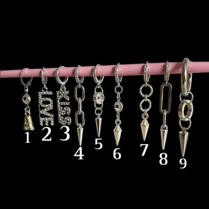 Silverfärgade örhängen med hängen - Silvriga örhängen- Skriv siffran på de/ dom örhängena du vill köpa. Om du köper ett örhänge kan du bara skriva siffran till mig och köpa direkt, vill du köpa flera (eller ett par av en siffra) så skriver du vilka siffror så justerar jag priset. Alla örhängen på bilden är styck men går som sagt att köpa par. Köper du bokstavs örhängen skriv även med bokstav då. Handgjorda, nickelfria, rostfria. (Bokstaven på bokstavs örhänget är gjord i akryl)